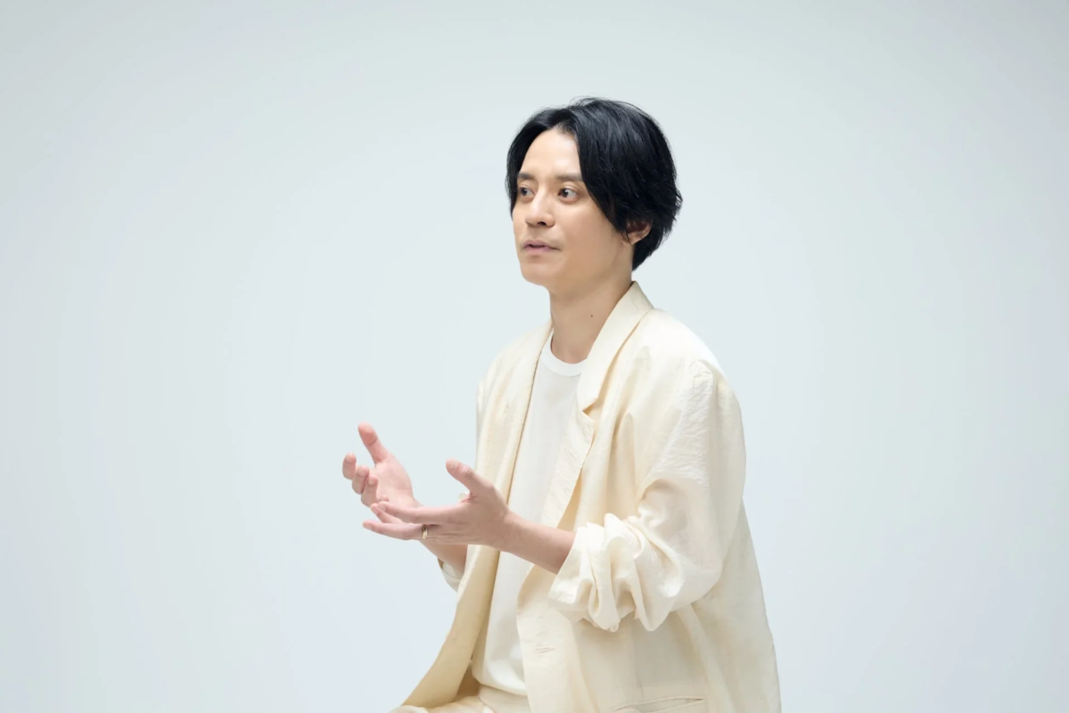Subaru Shibutani gesticulando