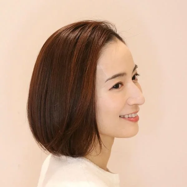 女性,ショートヘア,ボブ,横顔,笑顔,ブラウンヘア,美人,ナチュラルメイク,ヘアスタイル