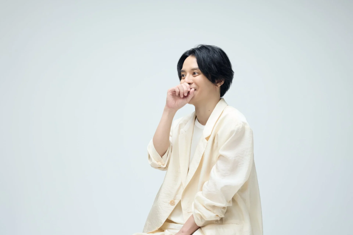 Subaru Shibutani pensativo