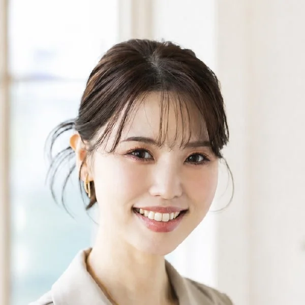 女性,笑顔,ポートレート,日本人,ビジネス,カジュアル,ヘアスタイル,メイク,イヤリング,屋内,明るい