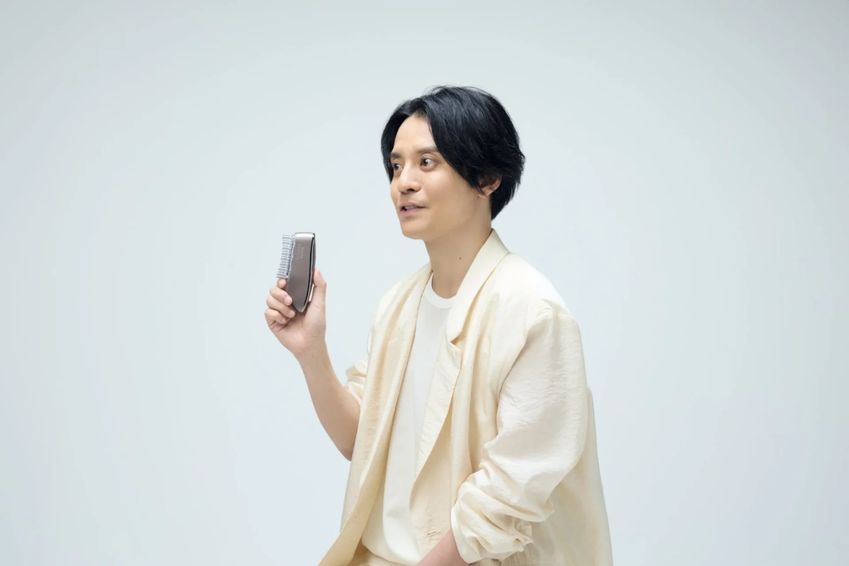 Subaru Shibutani sosteniendo el Scalp Lift Beaute