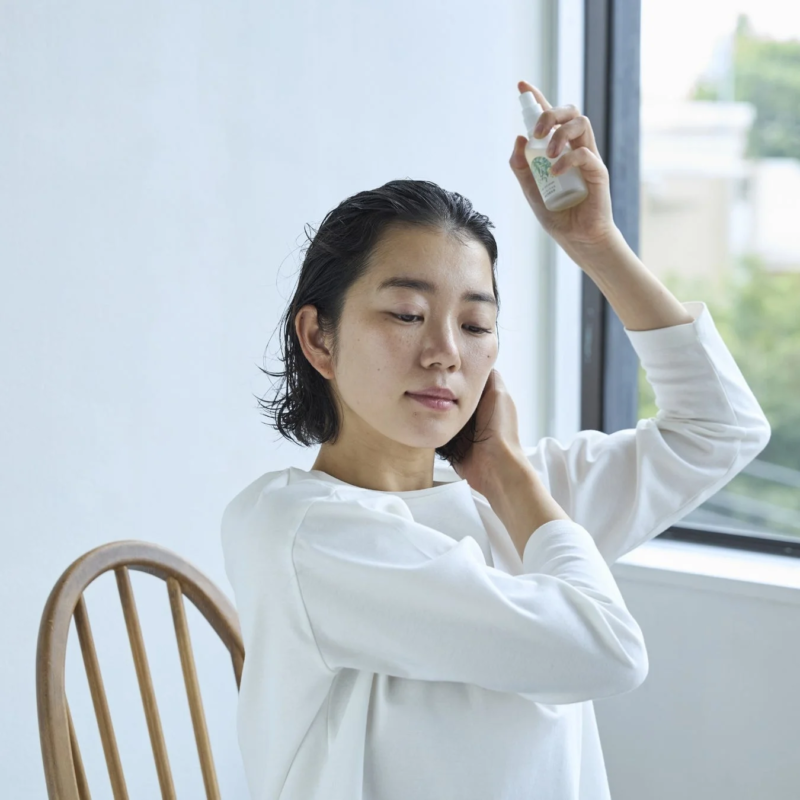 Mujer aplicando sérum capilar