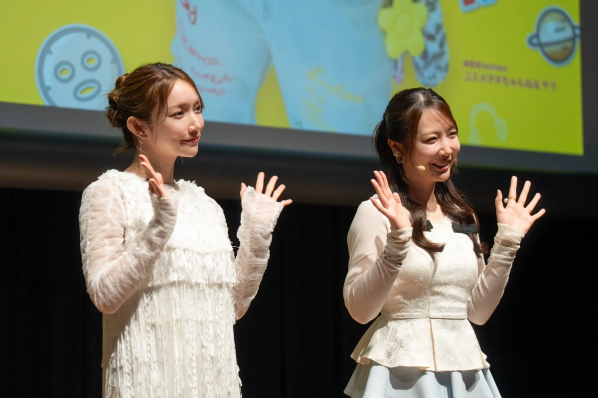 Maki Goto y Sara en el escenario