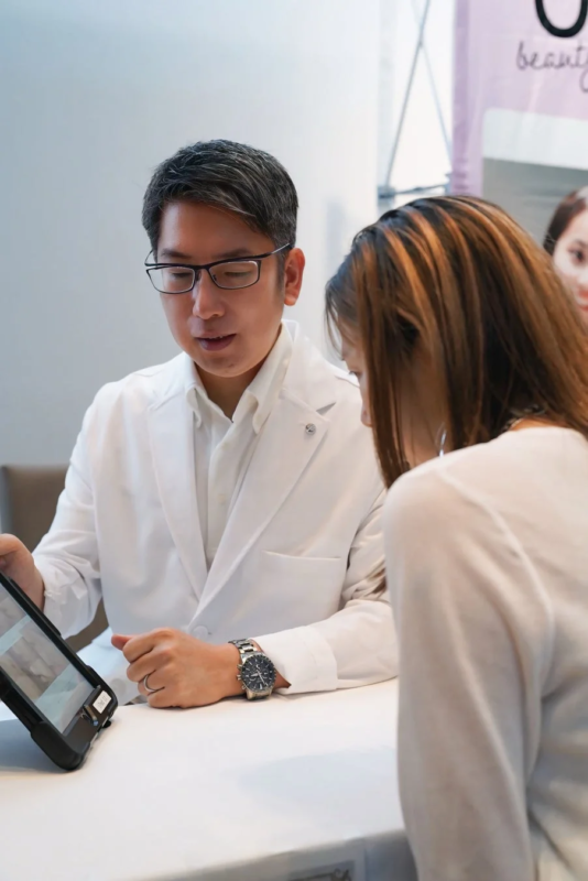 Consulta de belleza con tablet