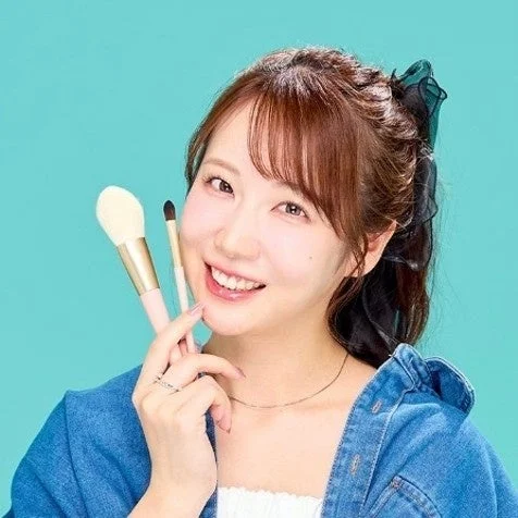 Cosme Wota Channel Sara sonriendo con un cepillo de maquillaje
