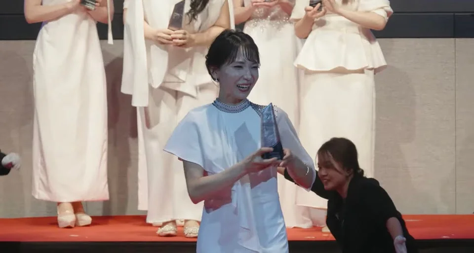 Ganadora del premio en el escenario
