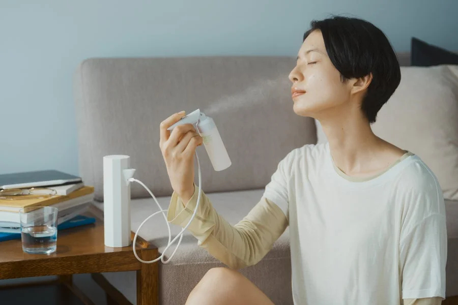 Mujer usando MEGLY, disfrutando el momento de cuidado facial