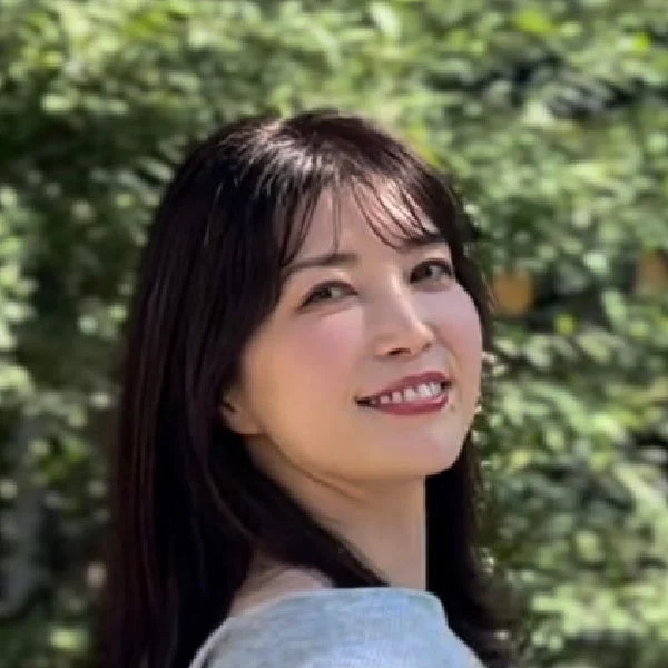 女性,ポートレート,笑顔,自然,屋外,緑,日本人,アジア人,黒髪,前髪,明るい,陽気