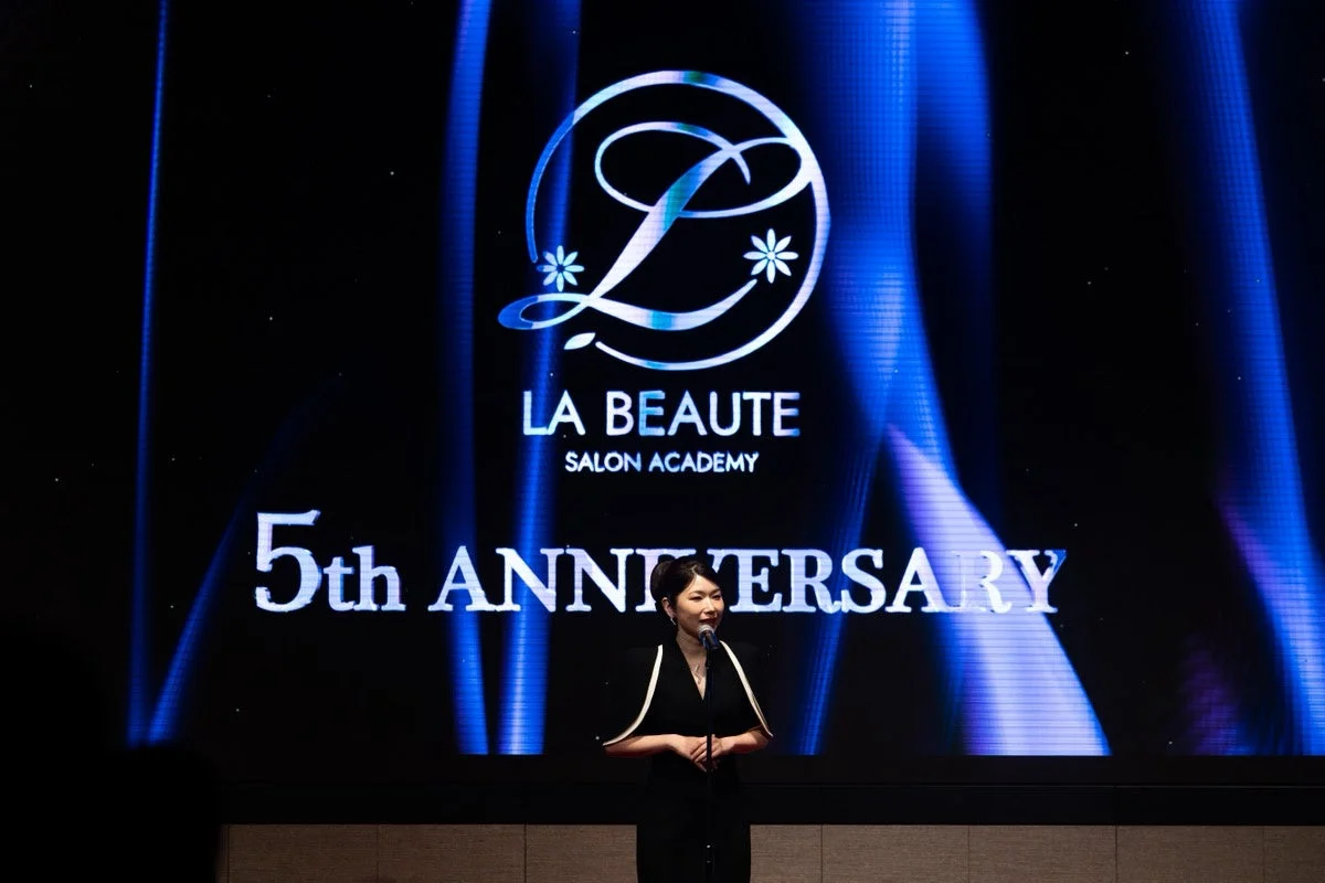 La fundadora de La Beaute, Kana Oishi, en el escenario