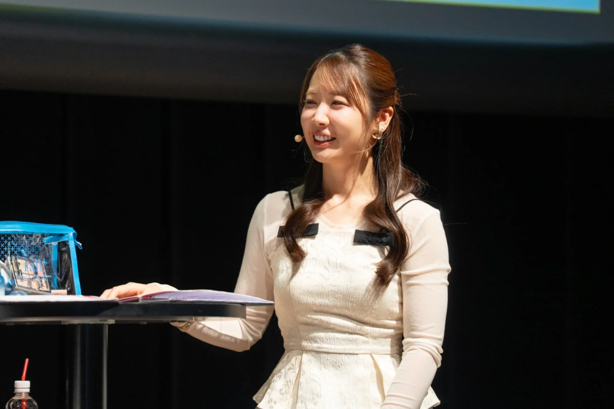 Maki Goto hablando en el escenario