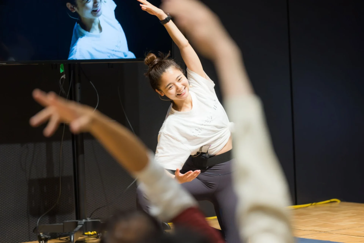 Clase de yoga en el escenario