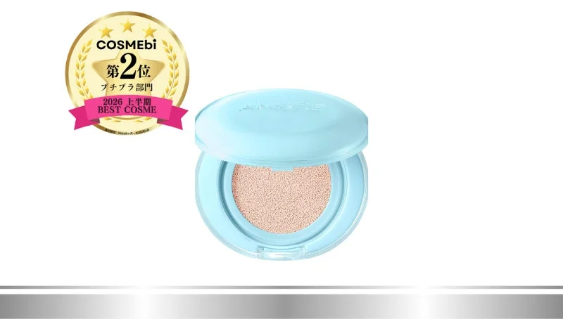 白い背景に水色のクッションファンデーションが置かれ、左上には「COSMEBi 2026上半期 BEST COSME プチプラ部門 第2位」の受賞エンブレムが配置されています