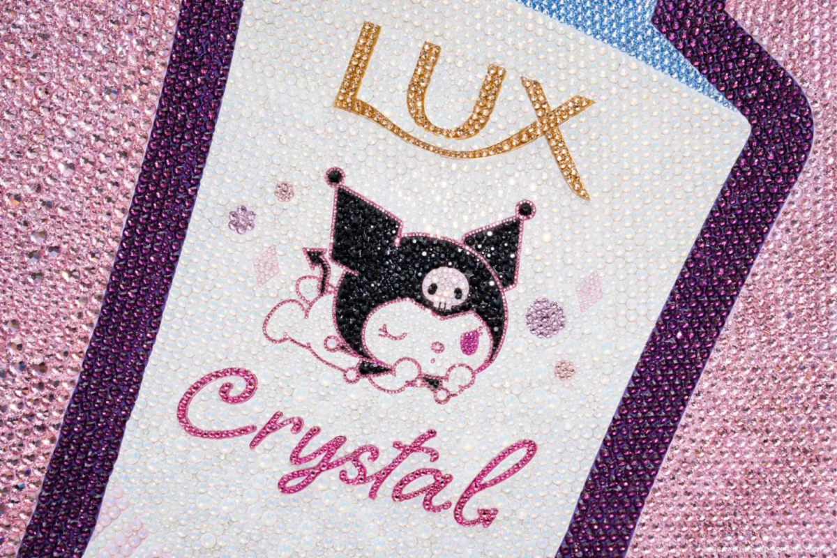 Detalle de Kuromi con piedras decorativas