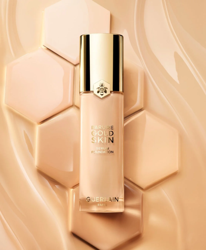 Botella de la base de maquillaje s&eacute;rum Parure Gold Skin de Guerlain con dise&ntilde;o de panal
