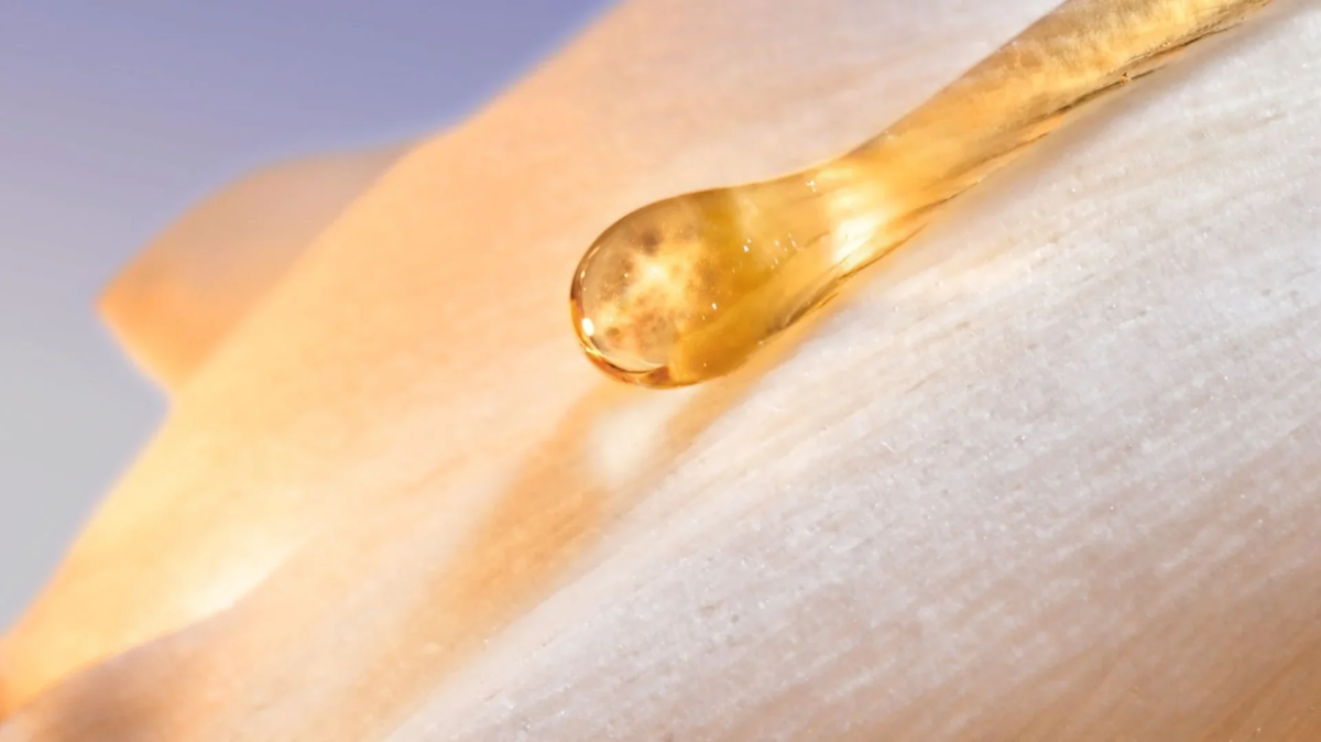 Gotas de l&iacute;quido dorado